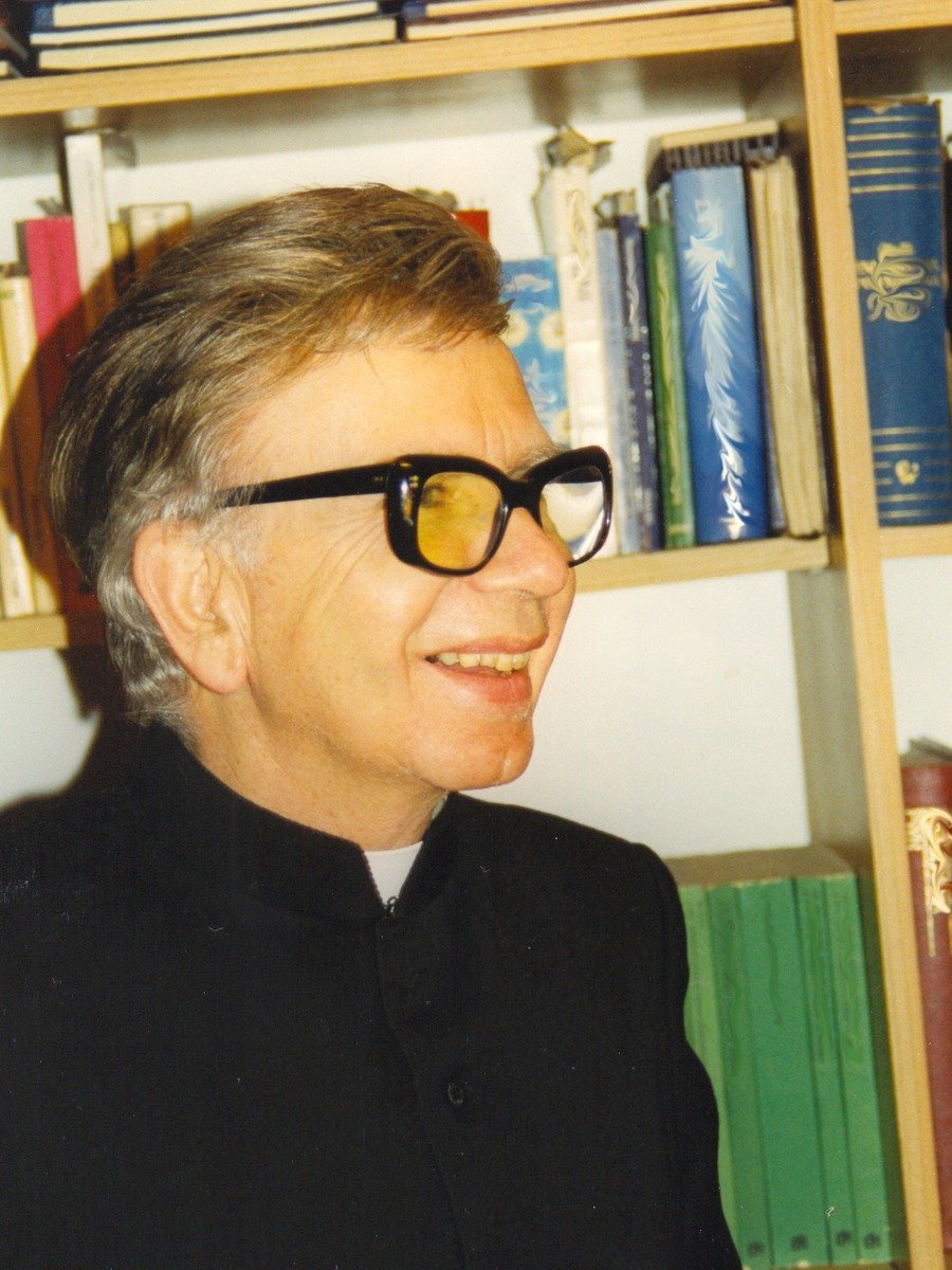 Ks. prof. Tadeusz Dajczer w swoim gabinecie.